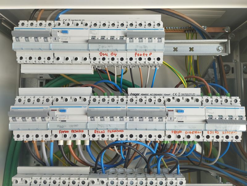 Cuadro eléctrico con los circuitos rotulados