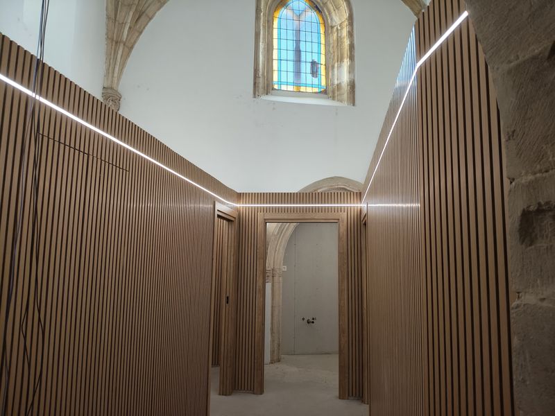 Iluminación LED lineal en un edificio histórico rehabilitado