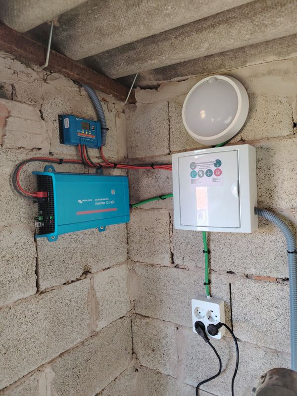 Instalación solar aislada con inversor y regulador